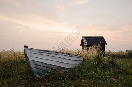 法耶斯塔登旧划船红色天空白色地面土地低角度海岸绿色背景