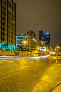 夜里蒙菲斯塔尼斯市街道城市建筑物音乐街道中心背景图片