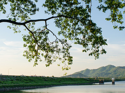 泰国川布里水库风景美景热带水库天空阳光背景图片