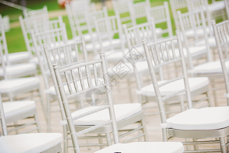 在举行婚礼之前 白椅子没完没了高清图片