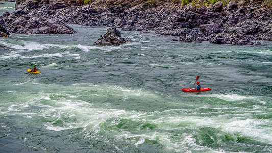 白水急流白水穿透弗雷泽峡谷运动危险皮艇激流海浪溪流荒野活力团队速度背景
