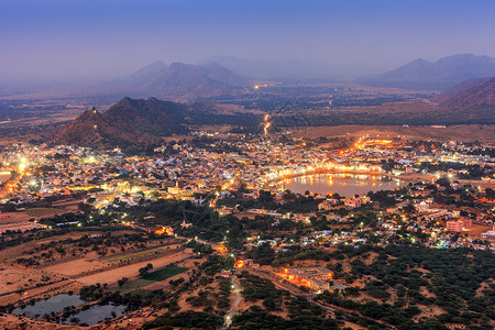 印度拉贾斯坦邦夜间普什卡尔圣城背景图片