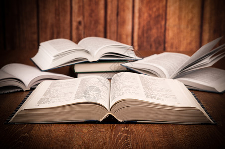 在木制表格上打开大书白色学校阅读图书馆蓝色智慧木头日记艺术研究所背景图片