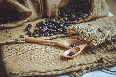 咖啡豆和木勺子咖啡豆和木勺在麻袋表面的古老照片咖啡香气解雇植物饮食食物棕色芳香麻布白色背景