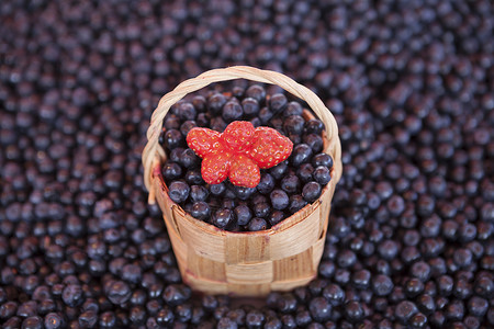 新鲜的蓝莓和一篮小草莓在市场上销售栅栏水果覆盆子浆果营养素食主义者宏观甜点维生素食物背景图片