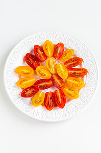 白板上的樱桃番茄白色工作室饮食盘子食物蔬菜红色黄色背景图片