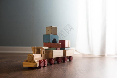 地板上的木制玩具火车背景图片