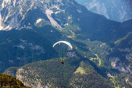 滑翔伞岩石远足土地山脉高清图片