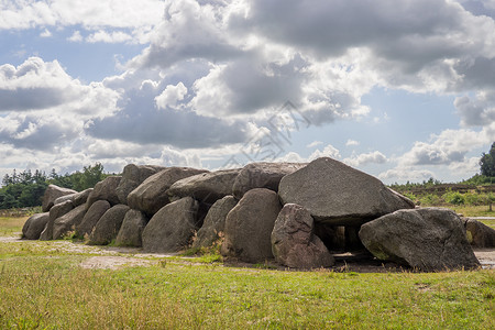 古坟荷兰巨石的 太阳日光人类发展报告背景