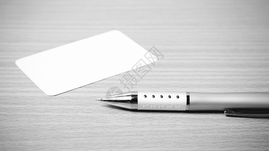 名片和笔黑白色调音风格喷泉公司桌子访问木头空白呼唤卡片写作办公室背景图片