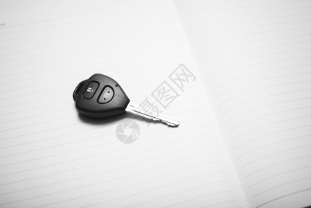 在笔记本黑白颜色调色风格上的 car 键桌子剪贴簿记忆文档回忆邮政白色钥匙背景图片