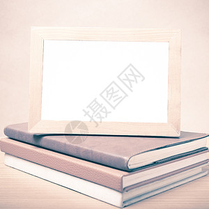 书和相片框陈列样式的堆叠笔记木头空白乡愁棕色笔记本桌子口袋白色艺术背景图片