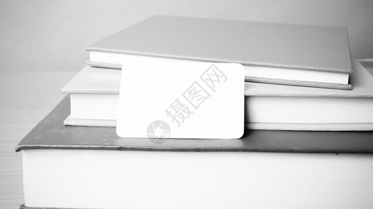 书本和名卡黑白色音调样式堆叠身份卡片白色推广教育图书照片商业木头大学背景图片