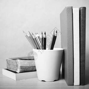 黑白颜色风格和彩色笔铅笔图书绘画木头螺旋绿色办公室笔记本文档笔记工作背景图片