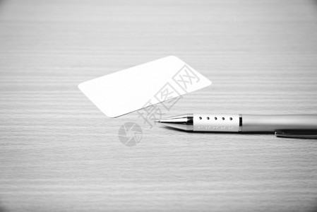 名片和笔黑白色调音风格呼唤喷泉信封黑色笔记白色卡片商业办公室木头背景图片