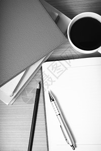 用书本和咖啡杯黑白颜色打开的笔记本教育白色木头空白记事本写作学校钢笔图书桌子背景图片