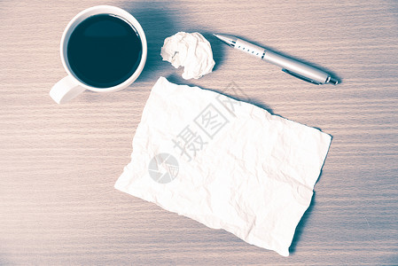 以笔和咖啡杯的古典风格铺着纸教育软垫文案笔记杯子咖啡液体笔记本内衬商业背景图片