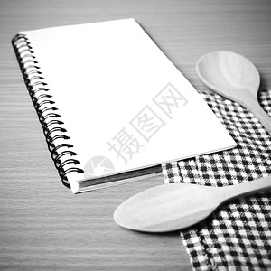 黑白颜色音调风格和厨房工具笔记本食物食谱桌布烹饪日历白色木头菜单勺子木板背景图片