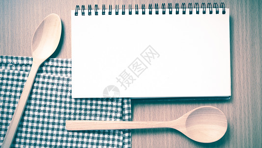 笔记本和厨房工具老旧样式食物桌子烹饪菜单白色卡片勺子木板美食食谱背景图片