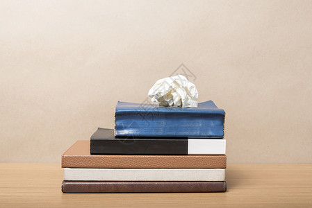 书籍和折纸图书床单笔记本垃圾桶回收浪费图书馆古董笔记垃圾背景图片