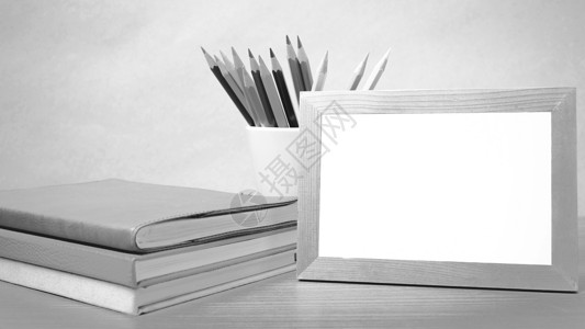 照片书为素材带有彩色黑白铅笔的书架和相片框照片笔记本乡愁口袋艺术木头笔记棕色框架白色背景