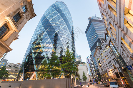 劳埃德伦敦市 现代和旧建筑结构天际地标城市建筑学天空全球首都摩天大楼金融景观背景