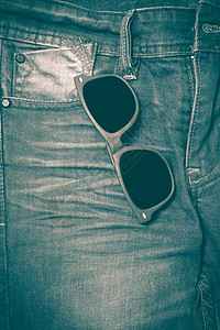 Jean 裤子古老风格上的太阳镜眼镜太阳牛仔布牛仔裤生活光学男人拖鞋背景图片