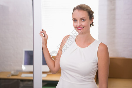 在任的年轻女商务人士微笑头发职场浅色商务女士人士女性金发办公室背景图片
