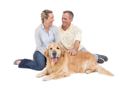 微笑的情侣与狗一起坐在一起的肖像成人快乐夫妻女士女性休闲男性服装家畜犬类背景图片
