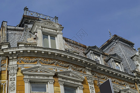 鲁舍镇古建筑上层部分天空装饰品建筑学栅栏建筑阁楼阳台金属背景图片