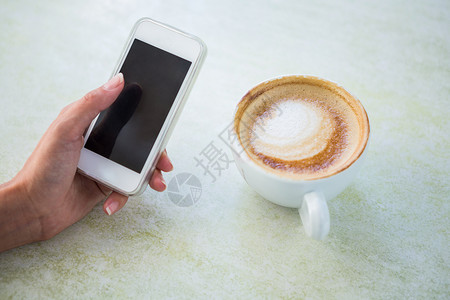 有卡布奇诺 使用手机的女人杯子餐厅咖啡馆饮料食品咖啡店城市生活技术行业食堂背景图片