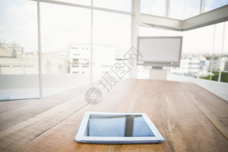 会议室前面的平板板平板触摸屏电脑商业职场工作木板会议药片桌子背景图片