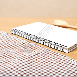 笔记本和厨房工具桌子勺子食谱食物棕色日历桌布卡片烹饪美食背景图片