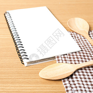笔记本和厨房工具棕色美食桌布勺子卡片桌子食谱烹饪木板白色背景图片