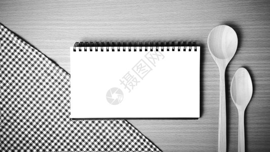 黑白颜色音调风格和厨房工具笔记本白色棕色勺子食谱日历木头桌子菜单笔记食物背景图片