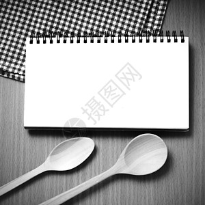 黑白颜色音调风格和厨房工具笔记本白色烹饪日历美食木板勺子菜单卡片桌布食物背景图片