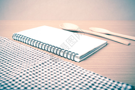 笔记本和厨房工具老旧样式棕色笔记烹饪美食木板桌子木头白色菜单勺子背景图片