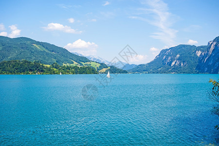 蓝色湖灰色山阿特西湖反射天气风景生态山腰高山树木游泳爬坡场景背景