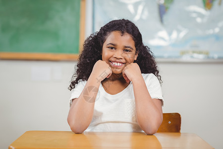 坐在教室里微笑的小学生女孩学校早教童年瞳孔学习教育课堂女性小学背景图片