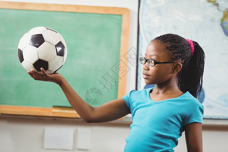 在教室里足球的可爱小学生背景图片