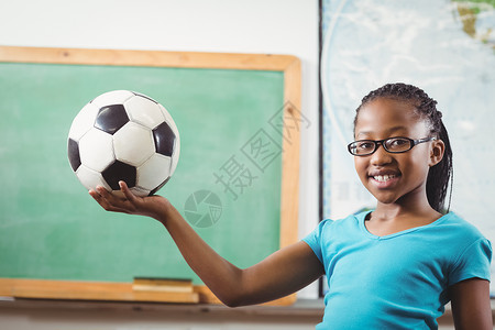 在课堂上玩足球的微笑学生人数童年女性学校学习女孩黑色瞳孔快乐早教教育背景图片
