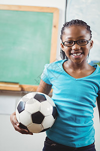 在课堂上玩足球的微笑学生人数知识快乐班级学习黑色女孩童年女性瞳孔小学背景图片