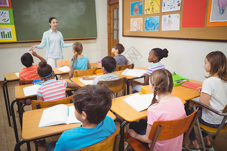 学生在课堂上听老师讲课背景图片