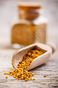 蜜花粉医疗康复桌子矿物质季节颗粒剂花粉钢包蜂蜜木勺高清图片