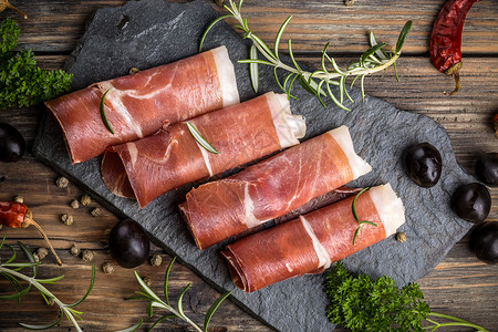 老石板Prosciutto 专利石板意大利语美食熟食猪肉食物小吃乡村石头草本植物背景