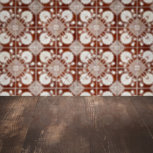 木桌顶壁和模糊的旧式瓷瓷瓷瓷砖墙古董房间制品桌子厨房展示陶瓷马赛克木头嘲笑背景图片