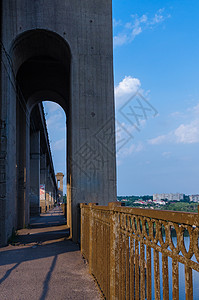 沿河的铁路和铁路两极分桥建筑学快手运输旅行地标支撑蓝色城市建筑桥梁背景图片