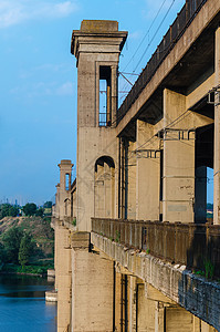 沿河的铁路和铁路两极分桥运输旅行城市支撑快手建筑蓝色天空地标建筑学背景图片