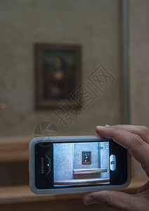 在卢浮宫博物馆移动电话照片背景图片