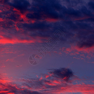 日落蓝色紫色戏剧性粉色多云太阳梦幻天气背景图片
